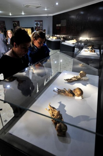 Vitrinlerde ise Aşıklı Höyük yaşamı ve kullanılan malzemeler sergileniyor." Demir, Aşıklı Höyük'ü tarihsel olarak Musular ve Güvercinkayası'nın takip ettiğini vurgulayarak,