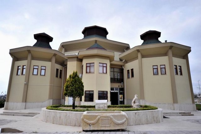 Müzede, Kapadokya'nın 11 bin yıllık tarihinin birbiriyle koridorlarla bağlanan 6 teşhir salonunda sergilendiğini anlatan Demir, şunları ifade etti: