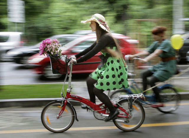 Bölgesel zayıflamanın en doğal yollarından birisi de hiç şüphesiz bisiklet sürmektir. Bisiklet süren bir insan orta şiddetteki bir tempoda yaklaşık olarak saate 550 kalori harcamaktadır.