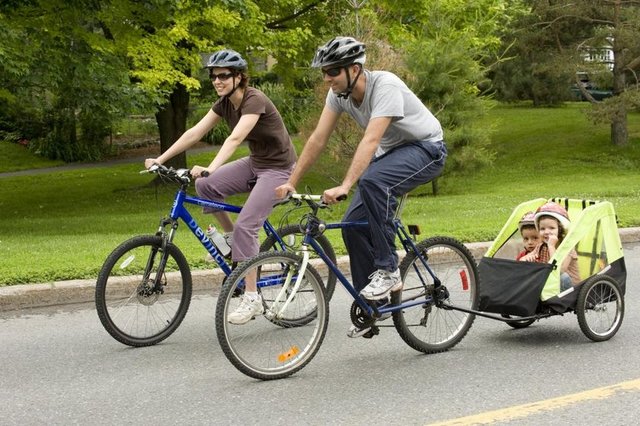 Aslında sadece bildiğimiz bisiklet değil, kondisyon bisikleti, eliptik bisiklet, yatay bisiklet, dikey bisiklet, epileptik bisiklet, adına ne derseniz deyin tüm pedallı egzersiz aletleri benzer kas gruplarını çalıştırır ve benzer düzeyde kalori harcatır.