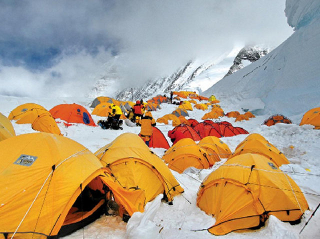 Dhaulagiri Dağı'nın 7000 metrelerinden Annapurna ve Tilicho dağ silsilesi görünüyor. Bu pamuk yığınını andıran bulut, yükseklerde şiddetli rüzgâra işaret ediyor.