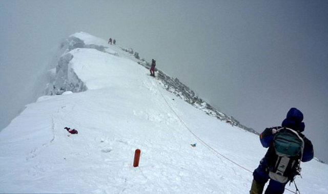 Dünyanın en yüksek zirvesi olarak kabul edilen Himalayalar üzerindeki Everest Dağı'nda yaklaşık 200 ceset bulunduğu ifade edildi... -