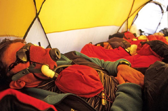 Batı'da Everest, Tibet'teki adıyla ise Chomolungma'nın kuzey omzunda, 7030 metredeki kuzey geçidindeki onlarca çadırda dağcılar zirve için hazırlanıyor