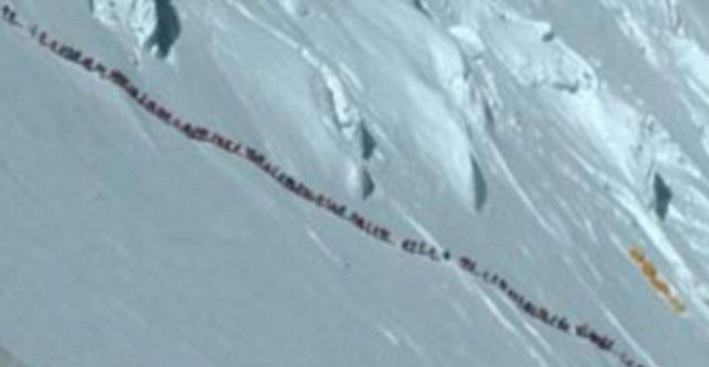 Çin- Nepal sınırında yükselen Himalayalar'ın ve dünyanın en yüksek zirvesi Evereset Dağı... -