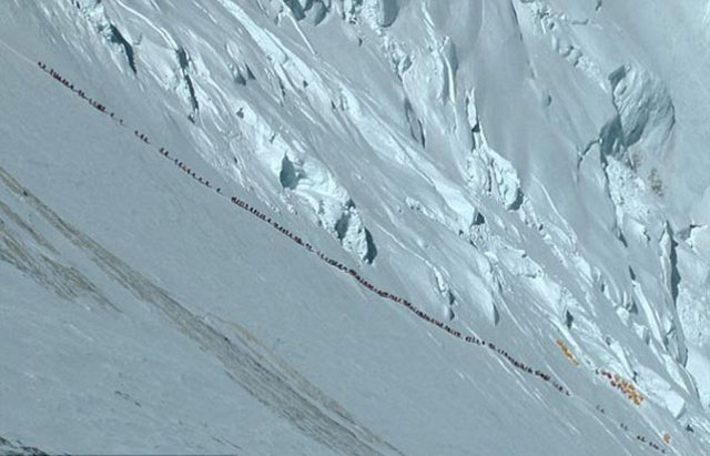 Dağcılık sporuyla uğraşanların hayallerini süsleyen buzlu mezarlık ismi verilen Everest Dağı'na çıkan adrenalin tutkunlarının tırmanış sırasında sırasında birçok cesetle karşılaşacağı bildirildi...