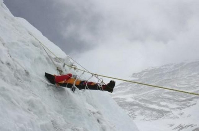 Everest dağına tırmanma girişiminde bulunan her 10 kişiden biri zirve yolunda hayatını kaybederken, şu ana kadar 200 kadar kişinin geri dönemediği belirtildi.