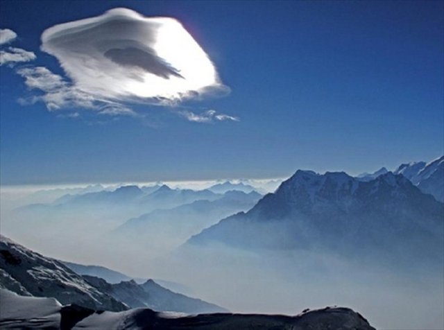 Everest Dağı'nın kuzey sırtı tırmanışında, dağcılar, 8750 metre yükseklikte, bulutların üzerinde ilerliyor.