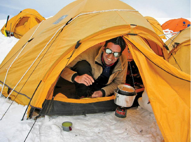 8000 metredeki güney geçidinde dağcılar, çadırda oksijen desteğiyle dinleniyor -  -