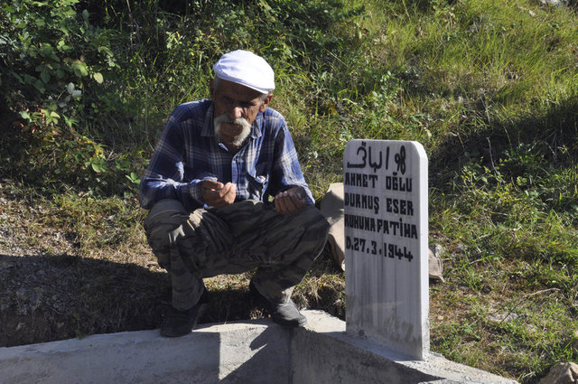 Amasya'nın Taşova ilçesinde yaşayan 72 yaşındaki Durmuş Eser, köydeki komşularıyla içme suyu nedeniyle anlaşmazlık yaşayınca mezarını evinin bahçesine yaptı.