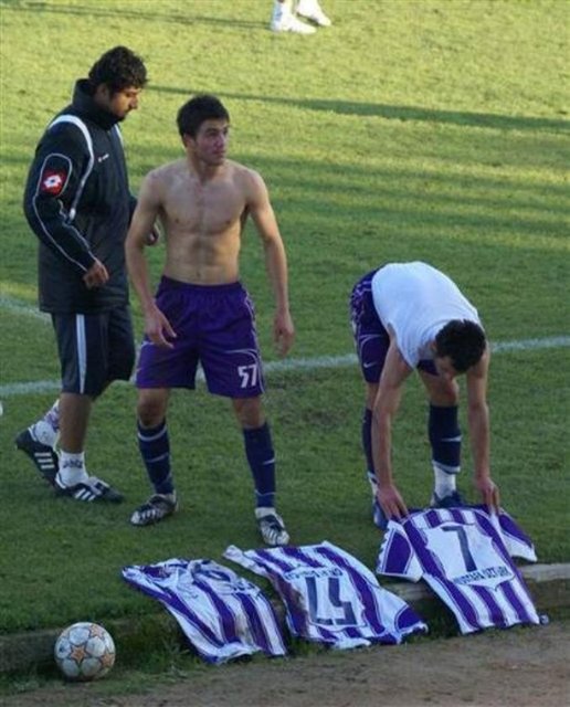 Alacaklarını alamadıkları gerekçesiyle 5-0 kazandıkları maçın ardından Gebzespor futbolcuları formalarını protokol önüne çimlere serdi.