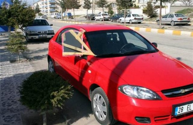 Kırılan dikiz aynasının orjinalini bulamayan kişi, üretici firmaya tepkisini göstermek için aracına lavabo aynası taktı.