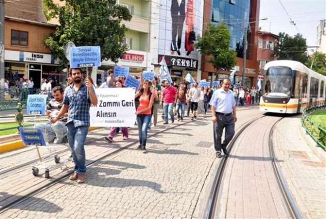 Eskişehir'de belediye'nin tramvay ve otobüs ulaşımına yaptığı zammı protesto etmek isteyen öğrenciler "Elramvay" adı verdikleri market sepetiyle yürüdüler.