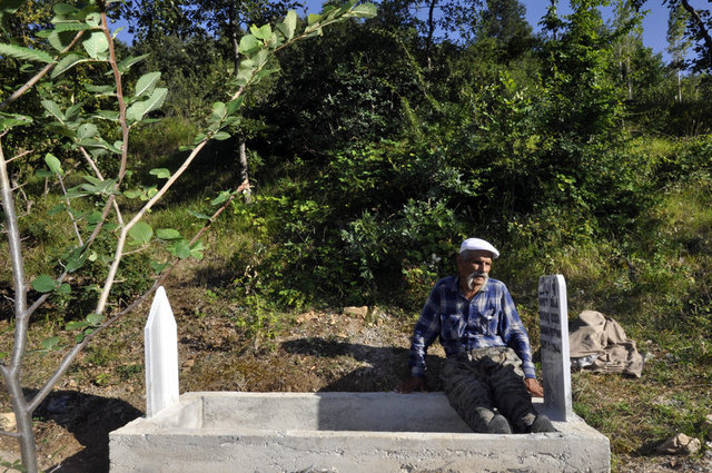 Eser, AA muhabirine yaptığı açıklamada, köy halkıyla içme suyu nedeniyle anlaşmazlık yaşadığı ve çok kızdığını söyledi. Evinin köyün dışında yer aldığını, bu nedenle şebeke suyunun yeterli gelmediğini dile getiren Eser, bunun için kaynak suyu kullanmak istediğini ama köylünün razı olmadığını kaydetti.