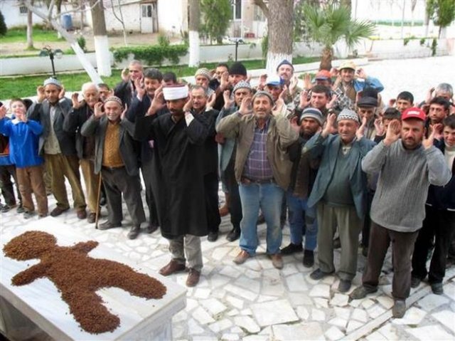 Kuru üzüm fiyatlarından memnun olmayan üreticiler, musalla taşına koydukları kuru üzümün "Cenaze" namazını kıldı.