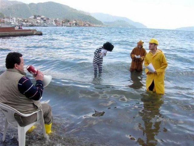 Oyunlarının bir kısmını denizde sahneleyen tiyatrocular, Marmaris'te tiyatro salonu bulunmamasını protesto etti.