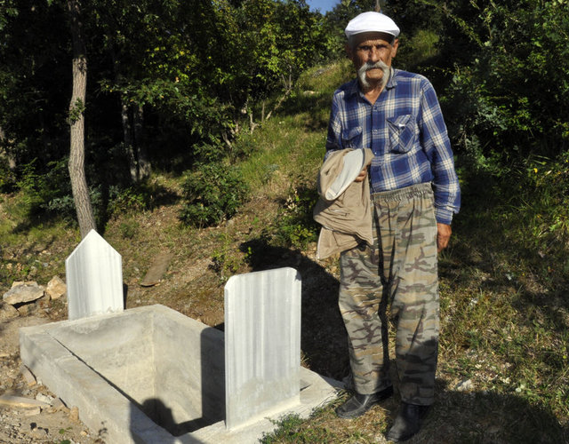 Öldüğünde köy mezarlığına gömülmek istemediği için evinin bahçesine kendi mezarını yaptığını anlatan Eser, "Son zamanlarda sağlık sorunları yaşıyorum. Kavga ettiğim köylüye güvenmedim için mezarımı hazırladım." dedi.