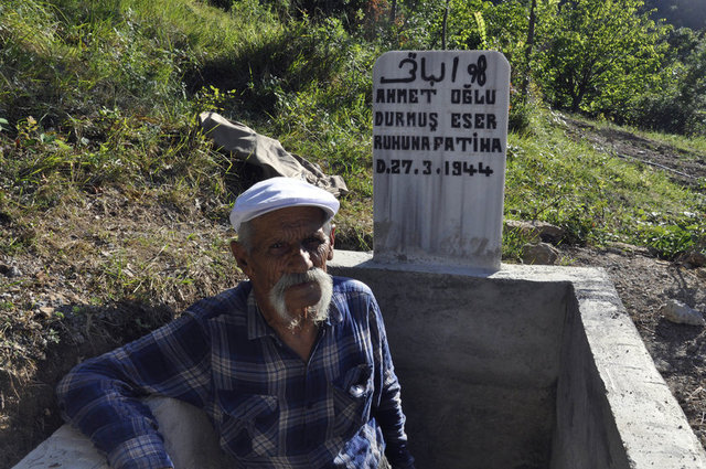 Esençay köyünde ailesiyle yaşayan ve çiftçilikle uğraşan Eser, köylülerle içme suyu konusunda anlaşmazlık yaşayınca ölmeden mezarlığını yaptırmaya karar verdi. Evinin bahçesinde mezarlığını hazırlayan Eser, mezar taşına doğum tarihini yazdırdı, ölüm tarihinin yerini ise boş bıraktı. Eser, zaman zaman mezarını ziyaret ediyor, hatta zaman zaman içine girip bir süre bekliyor.