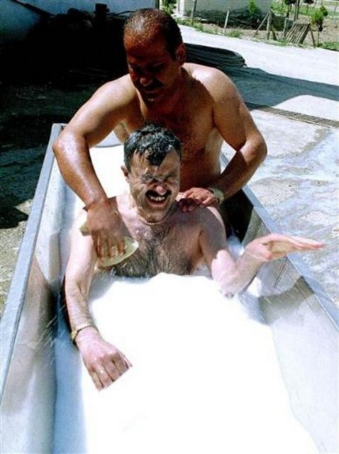 Süt üreticileri süt fiyatlarının düşürülmesini protesto etmek için süt banyosu yaptılar.