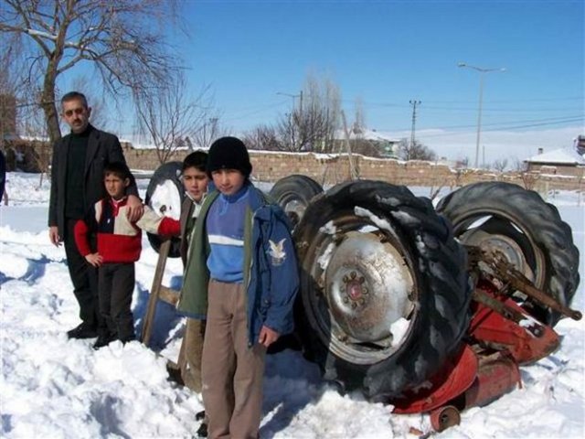 Banka kredisini ödeyemeyen ve hakkında icra takibi başlatılan bir çiftçi, traktörünü tarlada ters çevirerek satışa çıkardı.