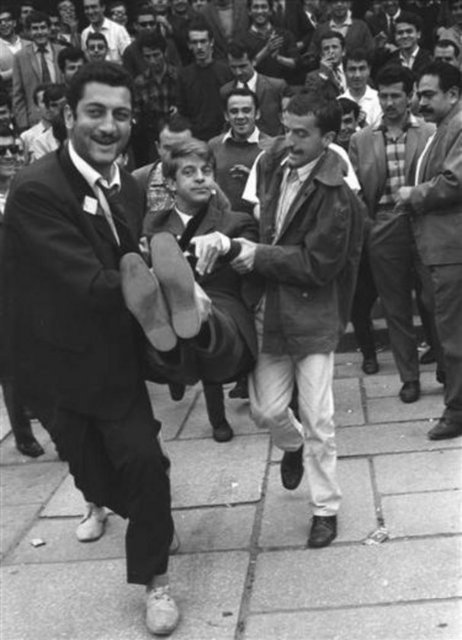 Öğrencilerin boykota başladığı Dil ve Tarih Coğrafya Fakültesi'nde derse girmek için pasif direnişe geçen bir öğrenciyi arkadaşları okuldan uzaklaştırdı.