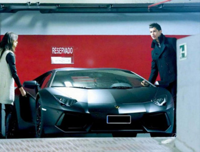 RONALDO - LAMBORGHİNİ AVENTADOR
