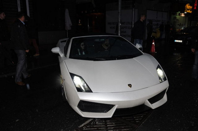 MOTOR HACMİ: 5200cc  - BEYGİR GÜCÜ: 570 Hp  - MAKSİMUM HIZI: 330 Km/saat