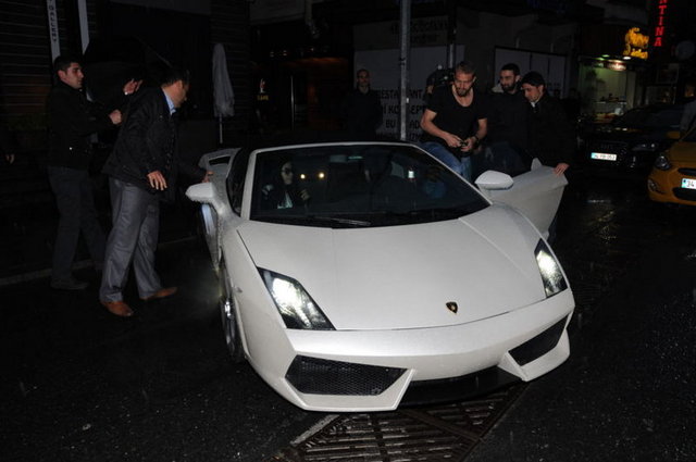 Erkin mekâna yeni aldığı son model 400 bin Euro'luk Lamborghini Gallardo arabasıyla geldi. Erkin'in yeni oyuncağının Rizesporlu Engin Baytar'ın eski arabası olduğu öğrenildi.