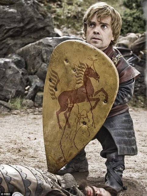 Khaleesi'nin yol arkadaşı, eski sürgün şövalye Jorah Mormont'un "Bütün düşmanlarının kötü olduklarını varsaymak cezbedici bir düşünce ama