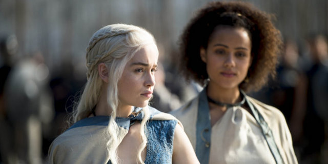 Oysa ki Starklar o güne dek kuzeydeki kalelerinde mutlu mesut yaşamaktadırlar. Kalenin beyi, Eddard Stark artık başkenttedir. Dostuyla düşmanını ayırt edemediği bir kurtlar sofrasındadır artık.