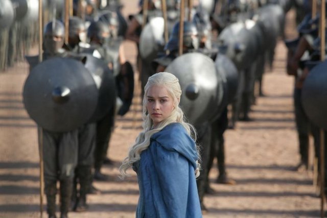 Ama bir karakter var ki kadın erkek herkes aşık ona; "Khaleesi"... Ejderhaların annesi Daenerys Targaryen, yani Khaleesi diyor ki "Bir seçenekleri var: Benim yeni dünyamda yaşayabilir ya da kendi eski dünyalarında ölebilirler..."