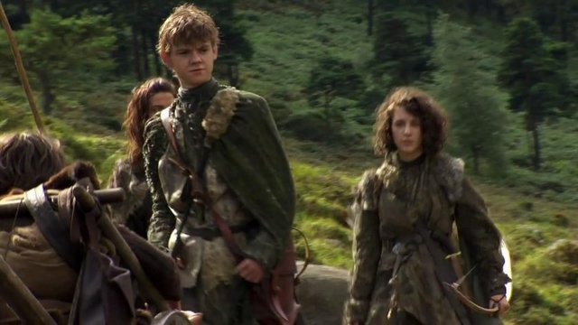 Kuşkulu bir ölümün ardından kralı tarafından saltanat makamı olan güneye çağırılan Eddard Stark, kendisini tahtı arzulayanların entrikalarının arasında bulur.