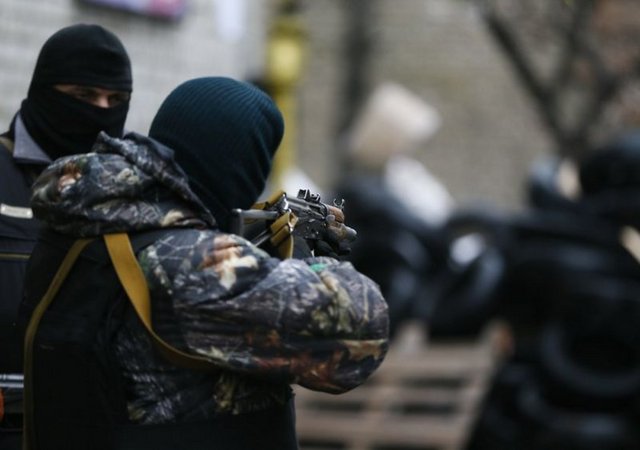 Slovyansk'da dün 30 kişilik grubun otomatik silahlarla gerçekleştirdiği saldırı sonucu ilçe emniyet müdürlüğü ele geçirilmişti. Silahlı grubun kendini "Donbass Cephesi Halkının Ordusu" olarak tanımladığı bildirildi.