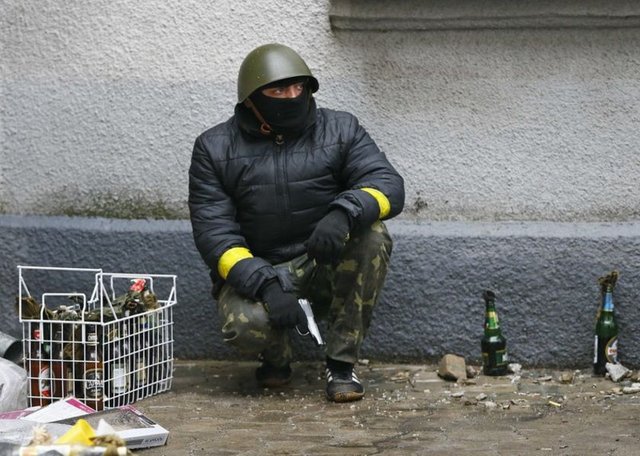Slavyansk'daki silahlı kişilere yönelik operasyonun başlatıldığını sosyal paylaşım sitesi facebook üzerinden açıklayan İçişleri Bakanı Arsen Avakov, bölge sakinlerine dışarıya çıkmamaları uyarısında bulundu.