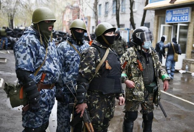Donetsk Bölge Polis Sözcüsü Igor Dyomin, gazetecilere yaptığı açıklamada, silahlı grupların bilinmeyen bölgelerden otobüslerle getirildiğini belirtti.
