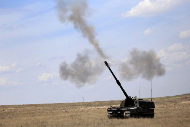 Otomatik atış kontrol ve mermi doldurma sistemlerine sahip T-155 Fırtına Obüsü, atış yapacağı alana engebeli araziyi kolaylıkla aşarak geldi. Atış için kısa sürede hazırlanan obüs, koordinatların verilmesinin ardından hedefi vurdu.