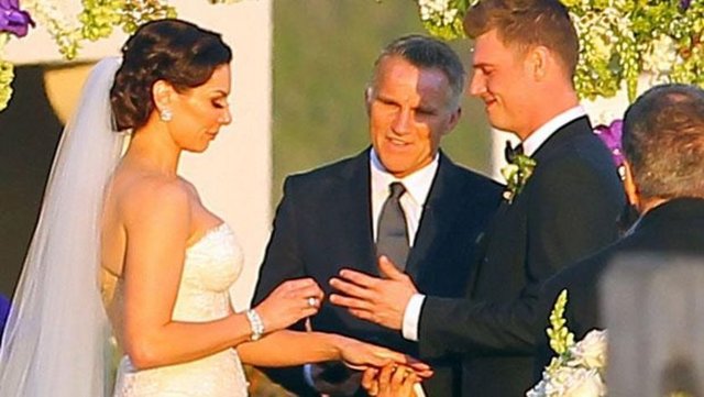 Lauren Kitt sırt dekolteli ve şık bir gelinlik tercih ederken Nick Carter takım elbisesiyle çok şık görünüyordu.