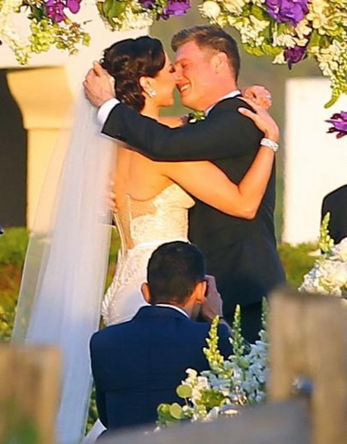 Törene çiftin aile dostları ve 'Backstreet Boys' grubundan Howie Dorough katıldı.