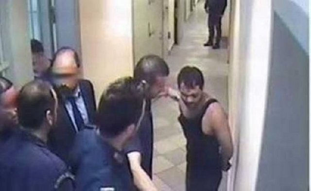 Yunanistan'ın Serez bölgesindeki Nigrita cezaevinde gardiyanların şiddeti sonrası 27 Mart 2014'te hücresinde ölü bulunduğu iddia edilen 42 yaşındaki Arnavut mahkum Ylli Karelli'nin son anlarının görüntüleri basına dağıtıldı.