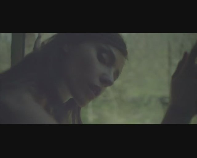 İki sanatçı şarkıya çekilen ve birbirinden seksi sahnelerin olduğu klipleriyle olay yarattı. -