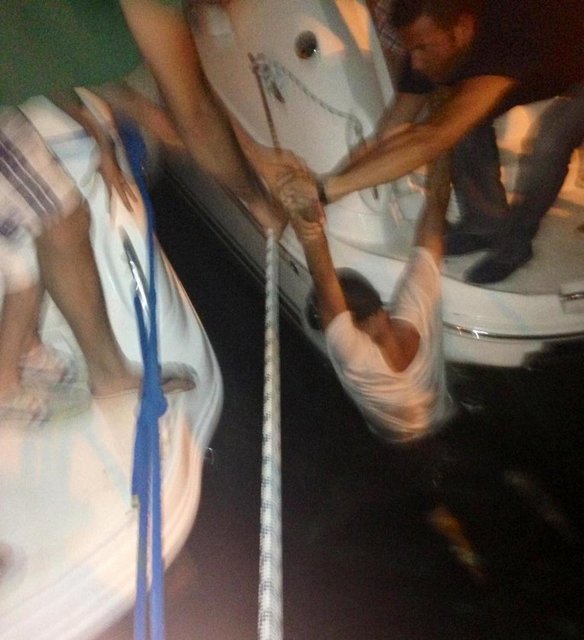 Tatsız bir olay yaşandığı doğru. O kargaşada benimle birlikte bir kişi daha denize düştü.
