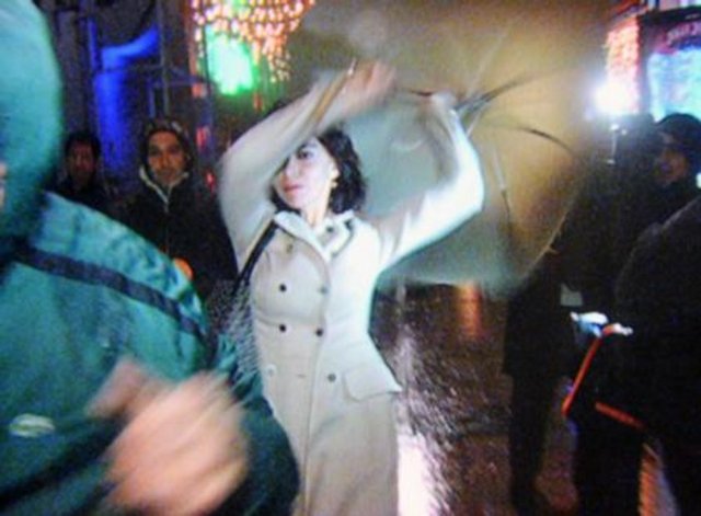 Geçtiğimiz ocak ayında Hande Ataizi bar çıkışında, soru soran gazetecilere sinirlenip, elindeki şemsiyeyle kendisini görüntülemeye çalışan kameramana vurdu.