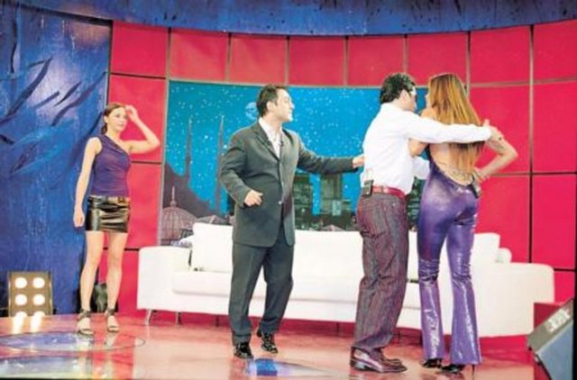 Bunun üzerine çok sinirlenen Demirel, "Ne diyorsun sen" diyerek ayağa fırlayıp, Hande Ataizi'ni tokatladı.