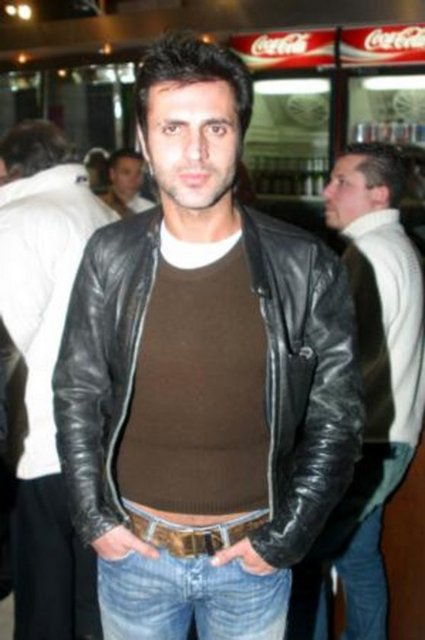 Teoman daha sonra konuyla ilgili şu açıklamayı yaptı: "Önümde kameralar vardı, ışıkları yanıyordu. Biri arkamdan tutup çekti. Bunu muhabir değil avukat da yapsaydı o yumruğu yerdi."