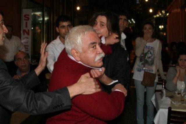 Ünlü tiyatrocu Levent Kırca, sevgilisiyle balık keyfi yaparken fotoğrafını çeken muhabirlerle arasında gerginlik yaşanmıştı.