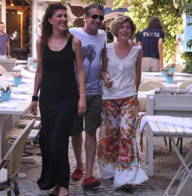 Ünlülerin kavgaları bitmek bilmiyor... - 'Dila Hanım' dizisinde 'Rıza Bey' karakterini canlandıran Erkan Petekkaya, denize atıldığı şeklinde çıkan haberlere sitem etti.