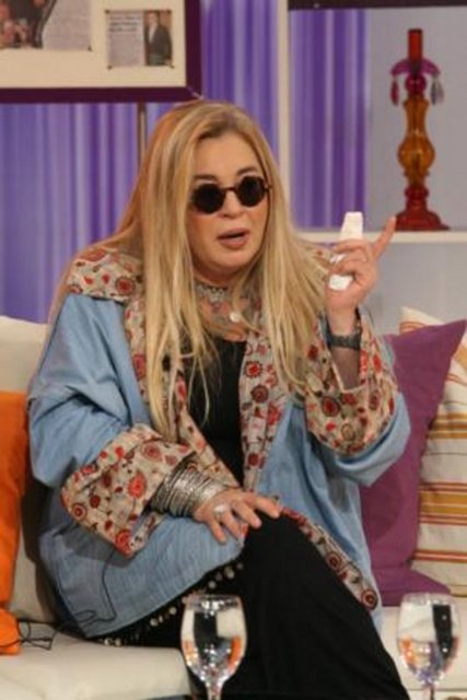 Meğer Zerrin Özer, Hülya Avşar'la birlikte Çakıl Gazinosu'nda program yaptıkları dönemde, Avşar'ın 'konsomatris' benzetmesine sinirlenip, onu kuliste kapı arkasına sıkıştırarak tekmelemiş.