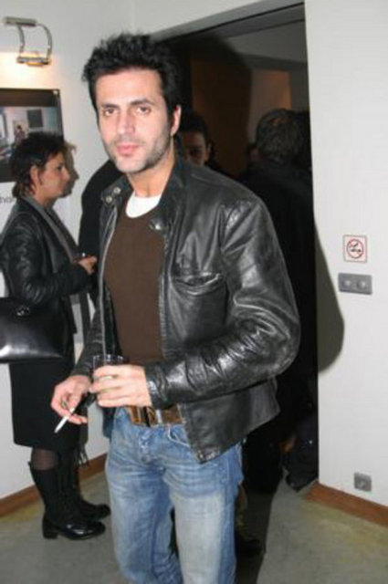 Ünlü şarkıcı Teoman; geçtiğimiz yıl bar çıkışı, bir muhabiri yumrukladı...