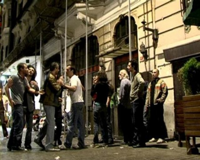 Bir grup gençle tekme tokat kavga ederken görüntülenen oyuncu olaydan sonra, "Çok alkollüydüler, o kafayla beni ayıklayacaklardı" dedi.