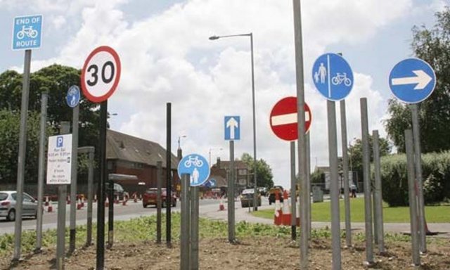 Bir trafik levha karmaşası daha...