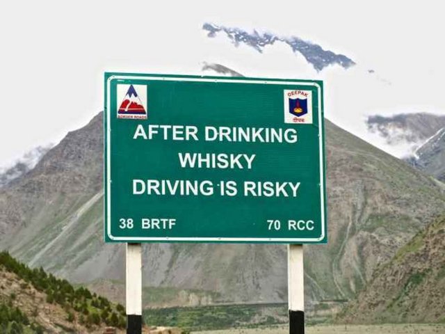 Viski içtikten sonra araba kullanmak biraz riskli...